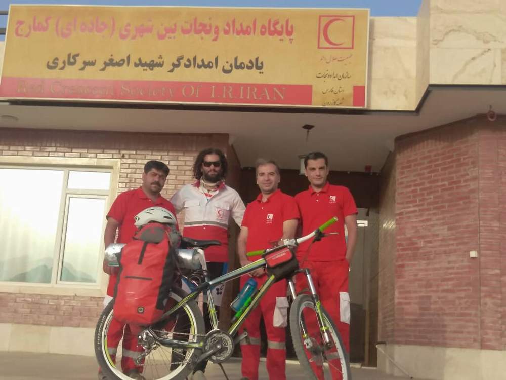 دوچرخه سوار ایرانگرد گیلانی مهمان نجاتگران پایگاه کمارج شهرستان کازرون
